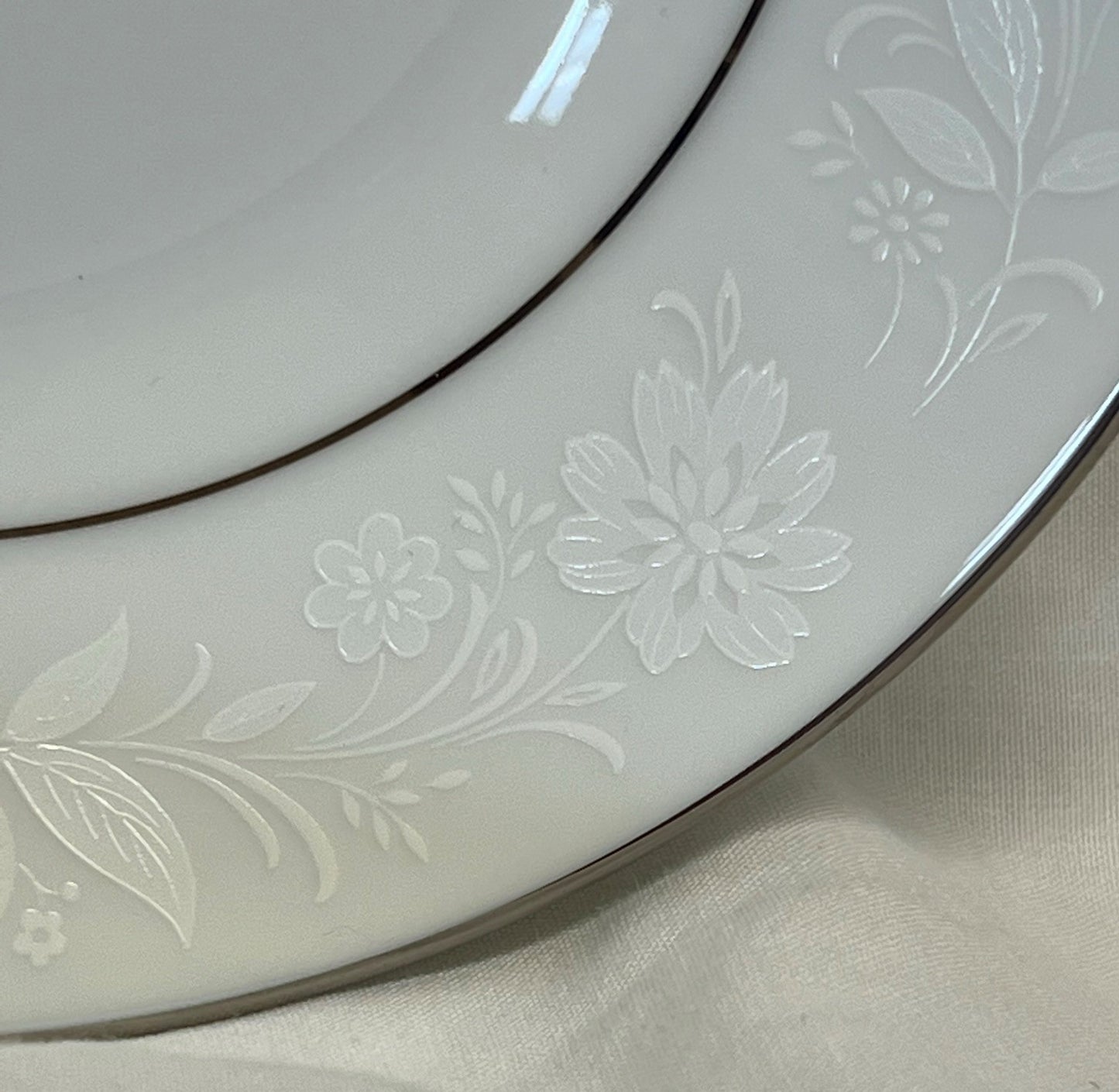 Noritake Ranier (6909) Berry Bowl Japan White Floral Platinum Trim
